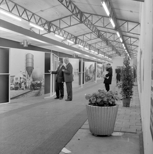 846456 Afbeelding van de stand van de N.S. op de Technische Voorjaarsbeurs in de Jaarbeurs te Utrecht.